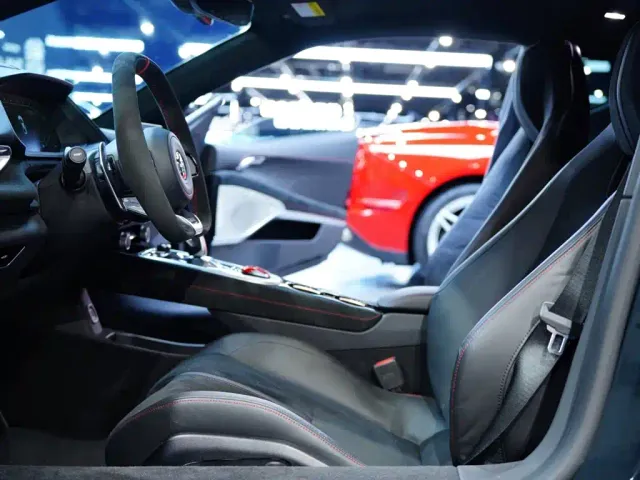 Lotus Emira — Фото автомобиля 11