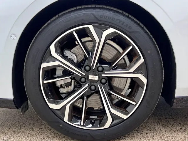 Geely Galaxy E8 — Фото автомобиля 9