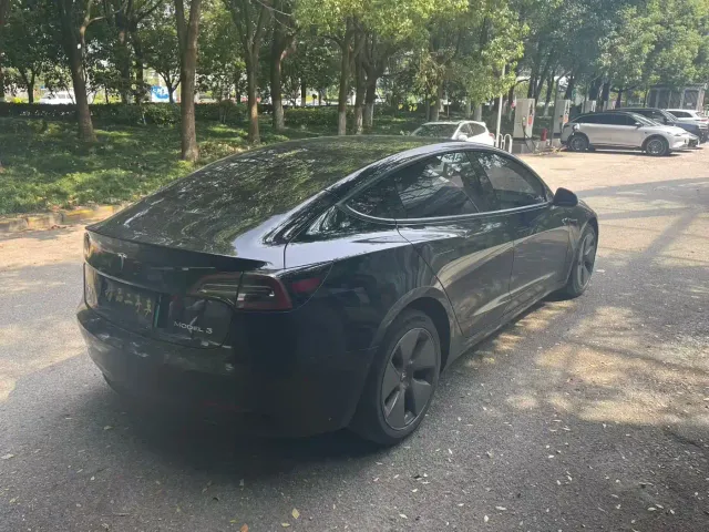 Tesla Model 3 — Фото автомобиля 9