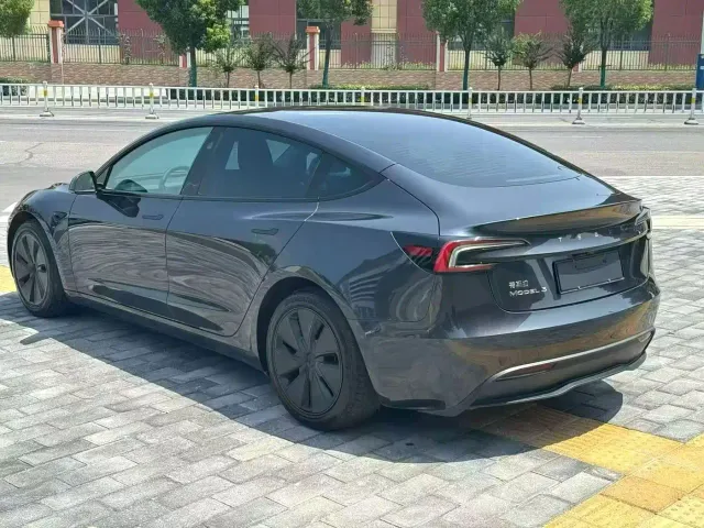 Tesla Model 3 — Фото автомобиля 2