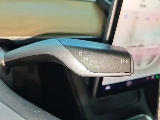 Tesla Model Y — Фото автомобиля 13