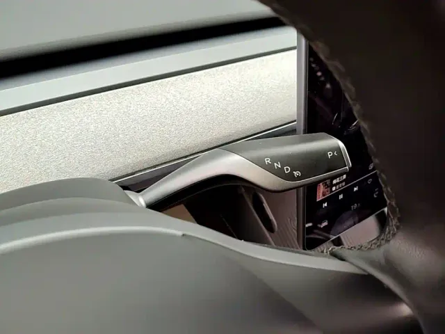 Tesla Model Y — Фото автомобиля 13