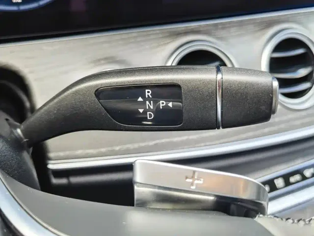 Mercedes-Benz E-Class — Фото автомобиля 12