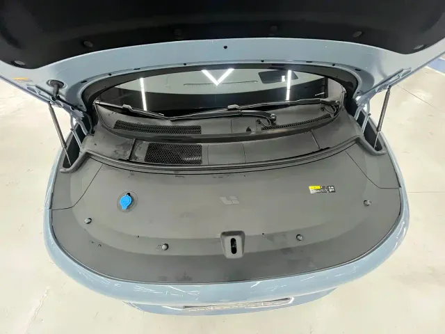 Li Auto i8 — Фото автомобиля 12