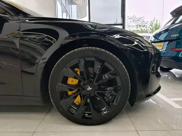 Tesla Model 3 — Фото автомобиля 4