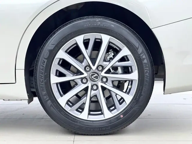 Lexus ES — Фото автомобиля 15