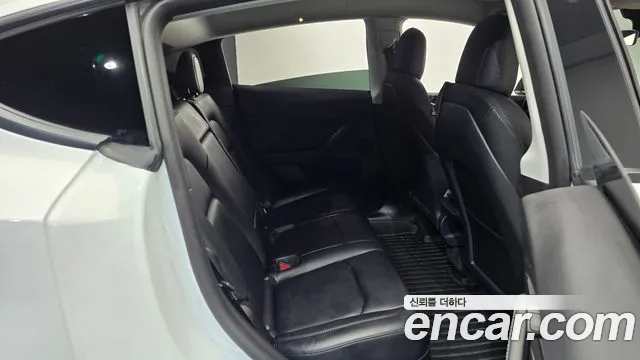Tesla Model Y — Фото автомобиля 17