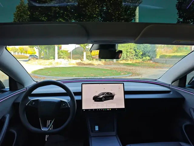 Tesla Model 3 — Фото автомобиля 6