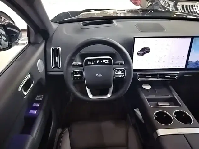 Li Auto L8 — Фото автомобиля 10