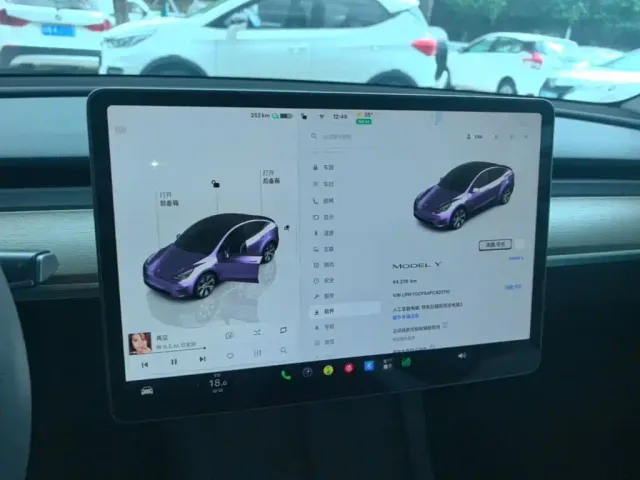 Tesla Model Y — Фото автомобиля 12