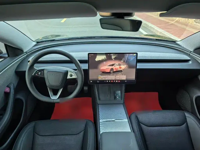 Tesla Model 3 — Фото автомобиля 13