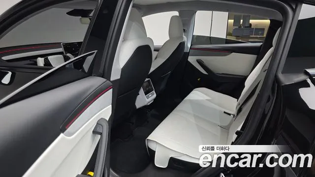 Tesla Model Y — Фото автомобиля 15