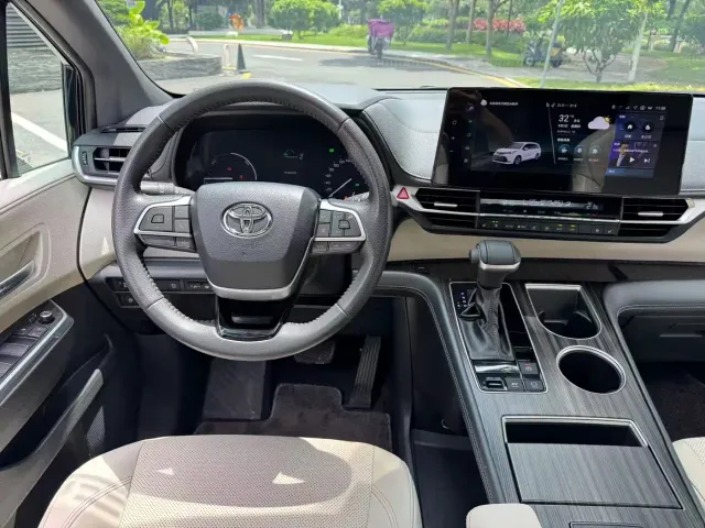 Toyota Sienna — Фото автомобиля 13