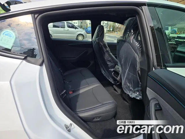 Tesla Model Y — Фото автомобиля 11