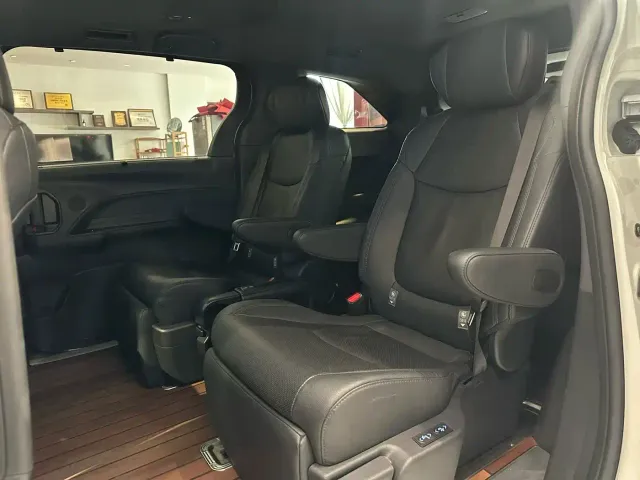 Toyota Sienna — Фото автомобиля 6