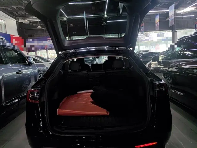 Tesla Model Y — Фото автомобиля 18