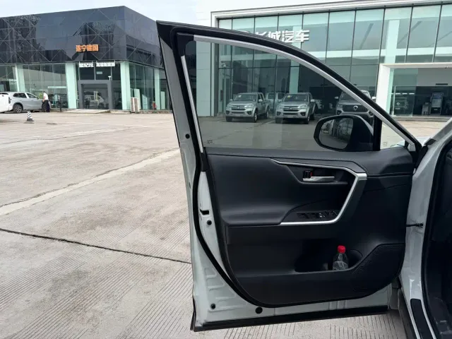 Toyota RAV4 — Фото автомобиля 5