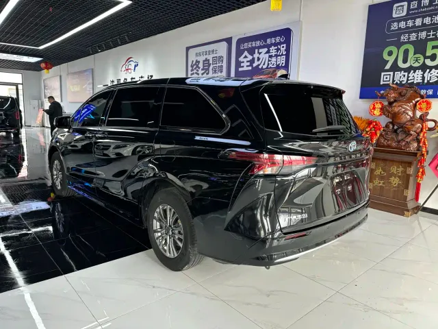 Toyota Sienna — Фото автомобиля 7