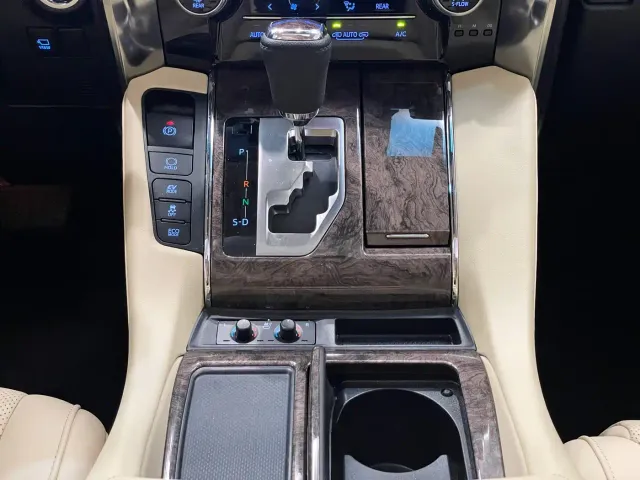 Toyota Alphard — Фото автомобиля 25