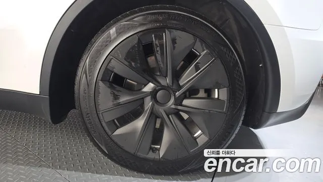 Tesla Model Y — Фото автомобиля 17