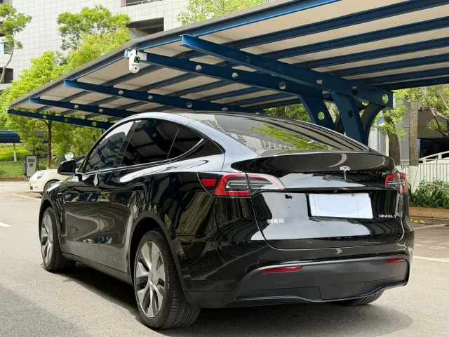 Tesla Model Y — Фото автомобиля 11