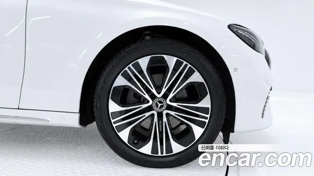 Mercedes-Benz E-Class — Фото автомобиля 5