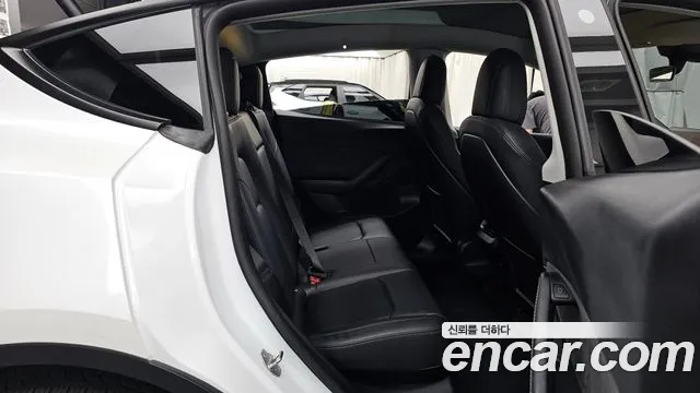 Tesla Model Y — Фото автомобиля 12
