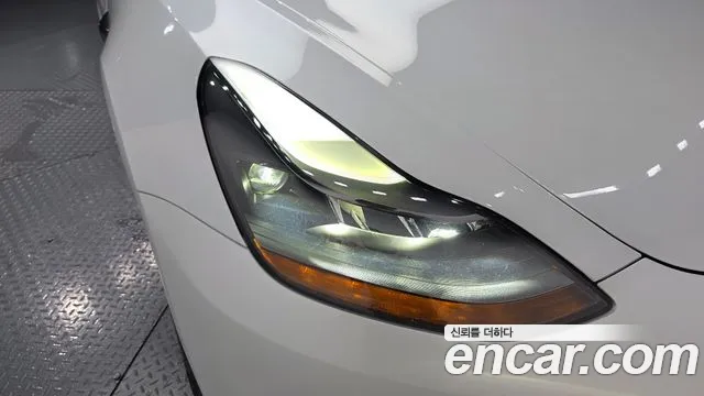 Tesla Model 3 — Фото автомобиля 20