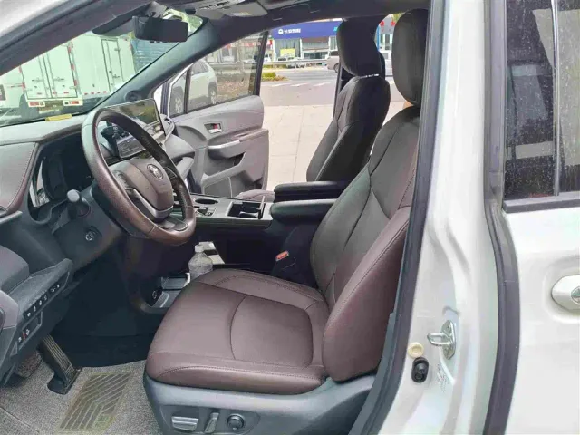 Toyota Sienna — Фото автомобиля 8