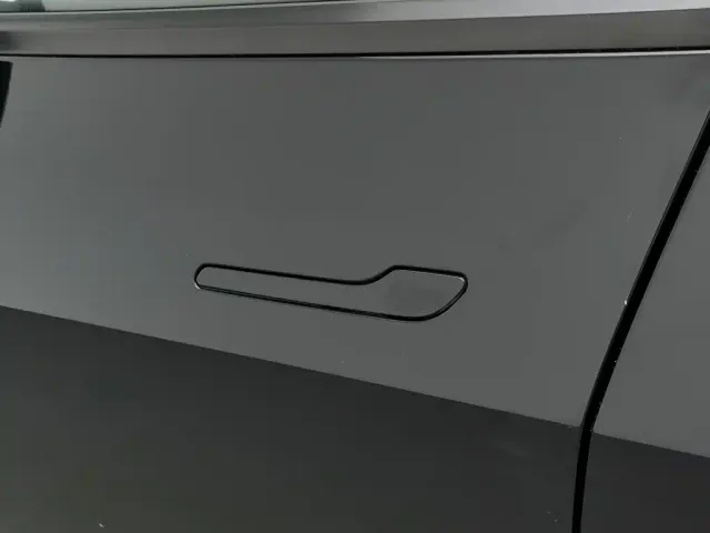 Tesla Model Y — Фото автомобиля 18