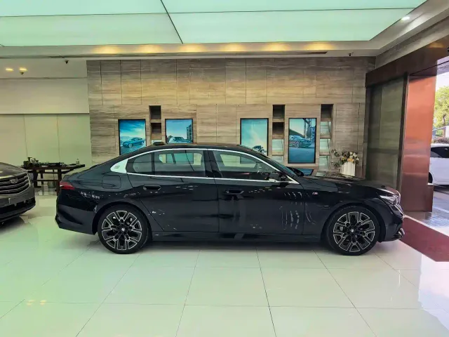 BMW 5 Series — Фото автомобиля 3