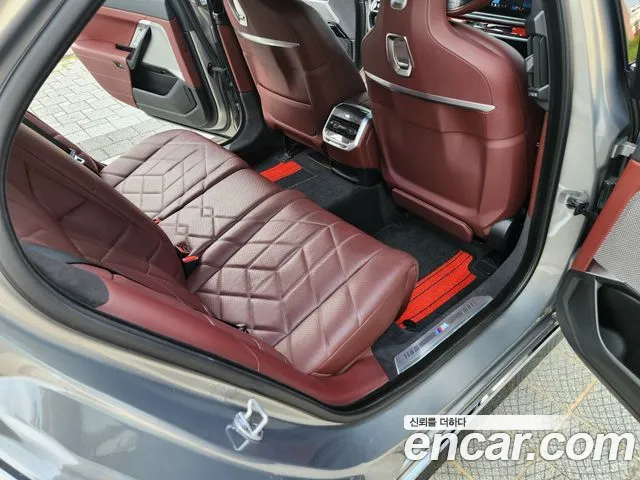 BMW 7 Series G70 — Фото автомобиля 11