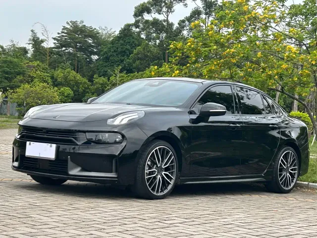 Lynk & Co 03 — Фото автомобиля 2