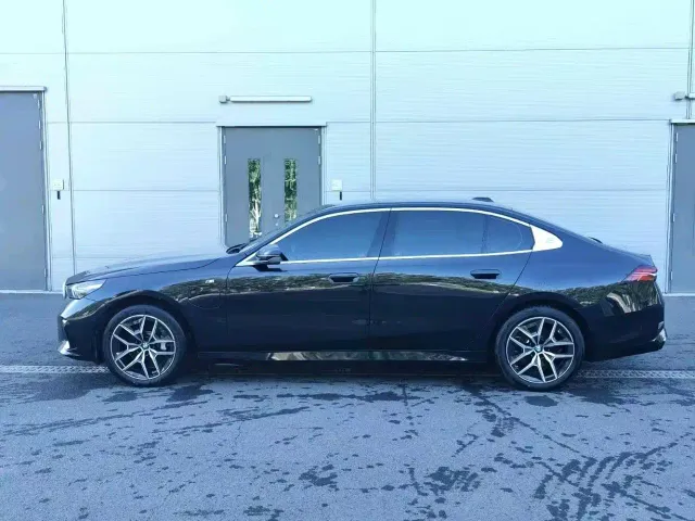 BMW i5 — Фото автомобиля 2