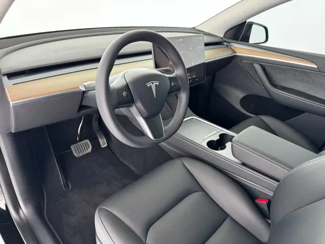 Tesla Model Y — Фото автомобиля 4