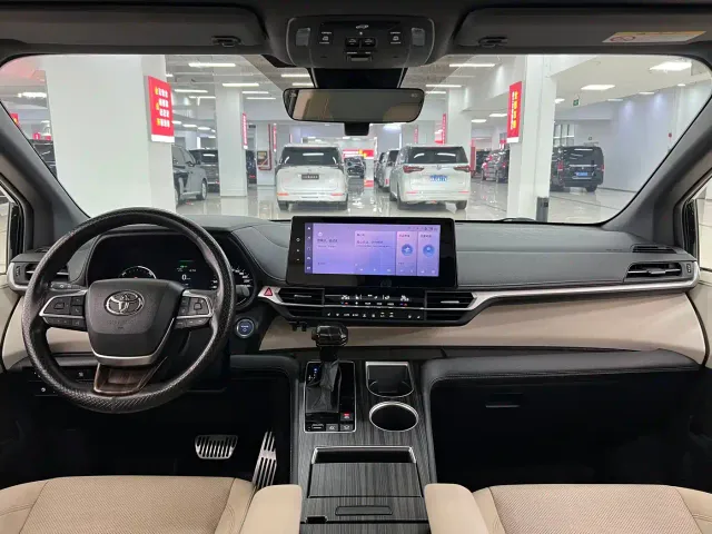 Toyota Sienna — Фото автомобиля 4