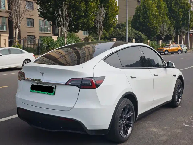 Tesla Model Y — Фото автомобиля 11