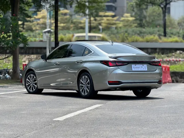 Lexus ES — Фото автомобиля 4