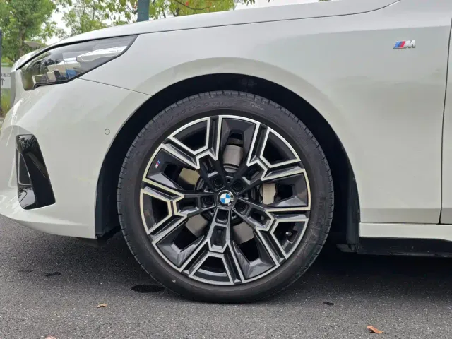 BMW 5 Series — Фото автомобиля 27