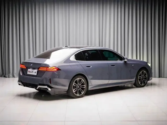 BMW 5 Series — Фото автомобиля 9