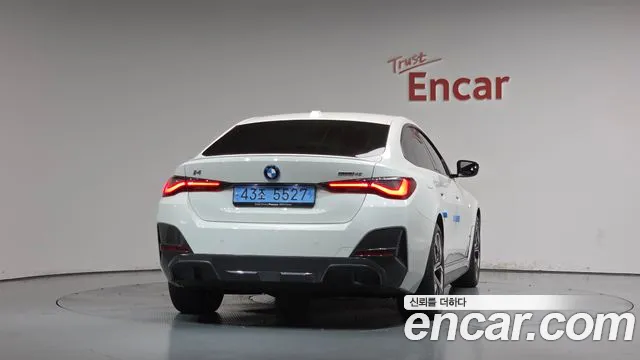 BMW i4 — Фото автомобиля 3