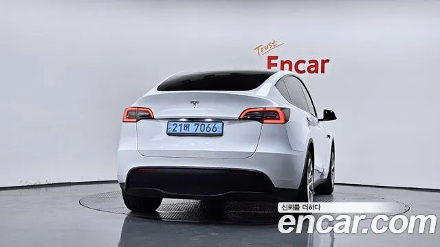 Tesla Model Y — Фото автомобиля 4