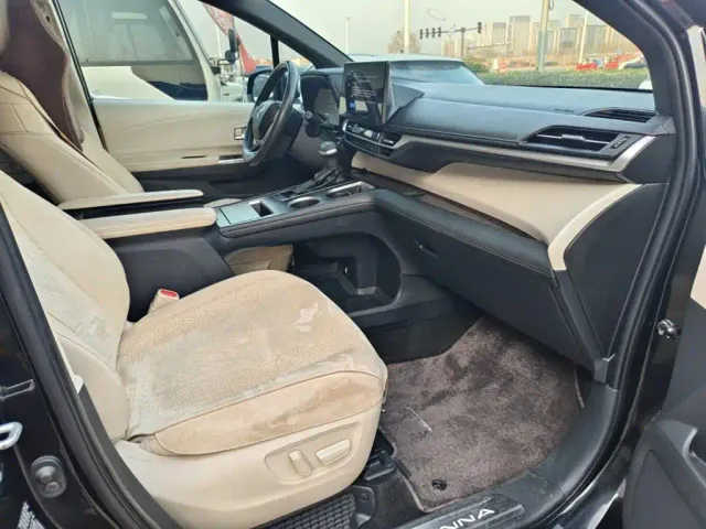 Toyota Sienna — Фото автомобиля 13