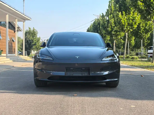 Tesla Model 3 — Фото автомобиля 2