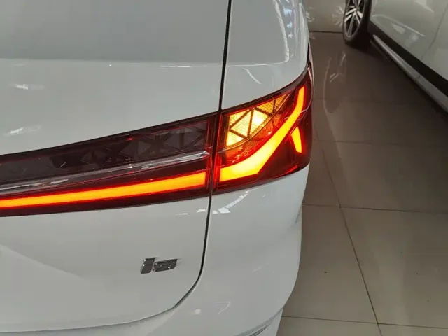 Roewe i5 — Фото автомобиля 7