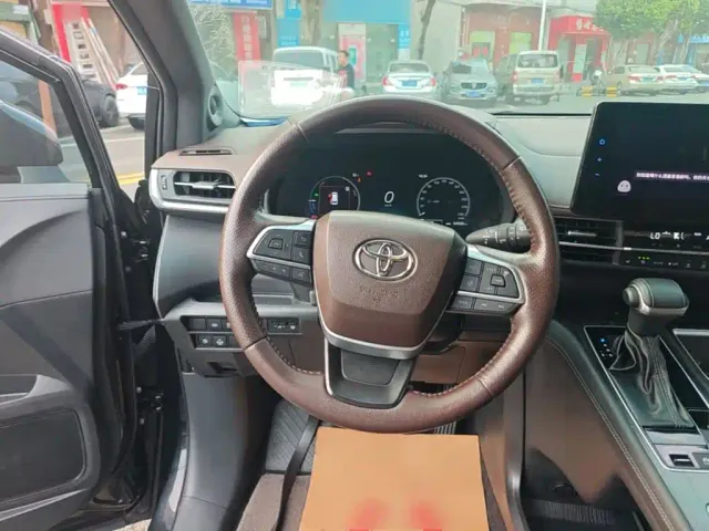 Toyota Sienna — Фото автомобиля 10