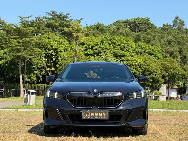 BMW 5 Series — Фото автомобиля 2