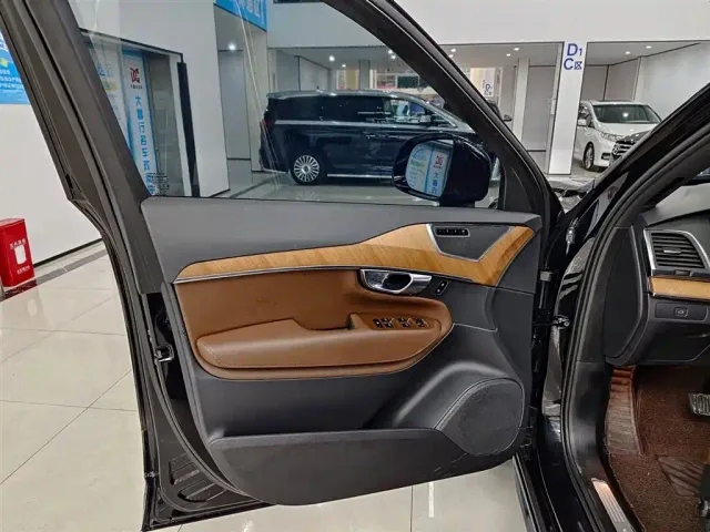 Volvo XC90 — Фото автомобиля 6