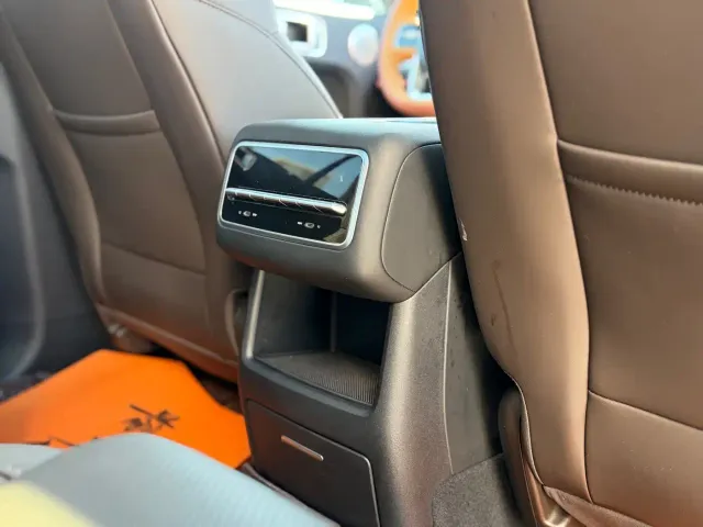 Li Auto L8 — Фото автомобиля 21