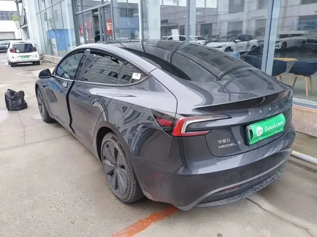 Tesla Model 3 — Фото автомобиля 4